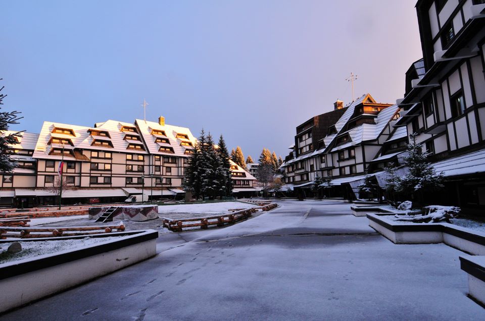 Первый снег у отеля Apartments Konaci Deluxe на горнолыжном курорте Копаоник в Сербии. Фото: Facebook.com/MKResort